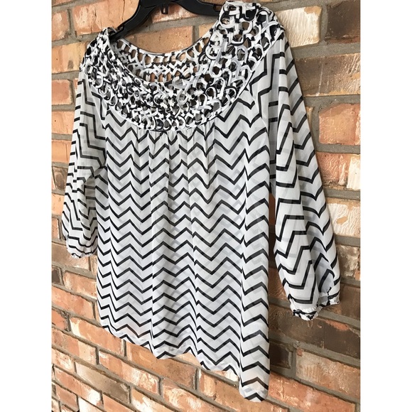 Umgee Women’s Black and White Chevron Print Top  Medium - Picture 2 of 6